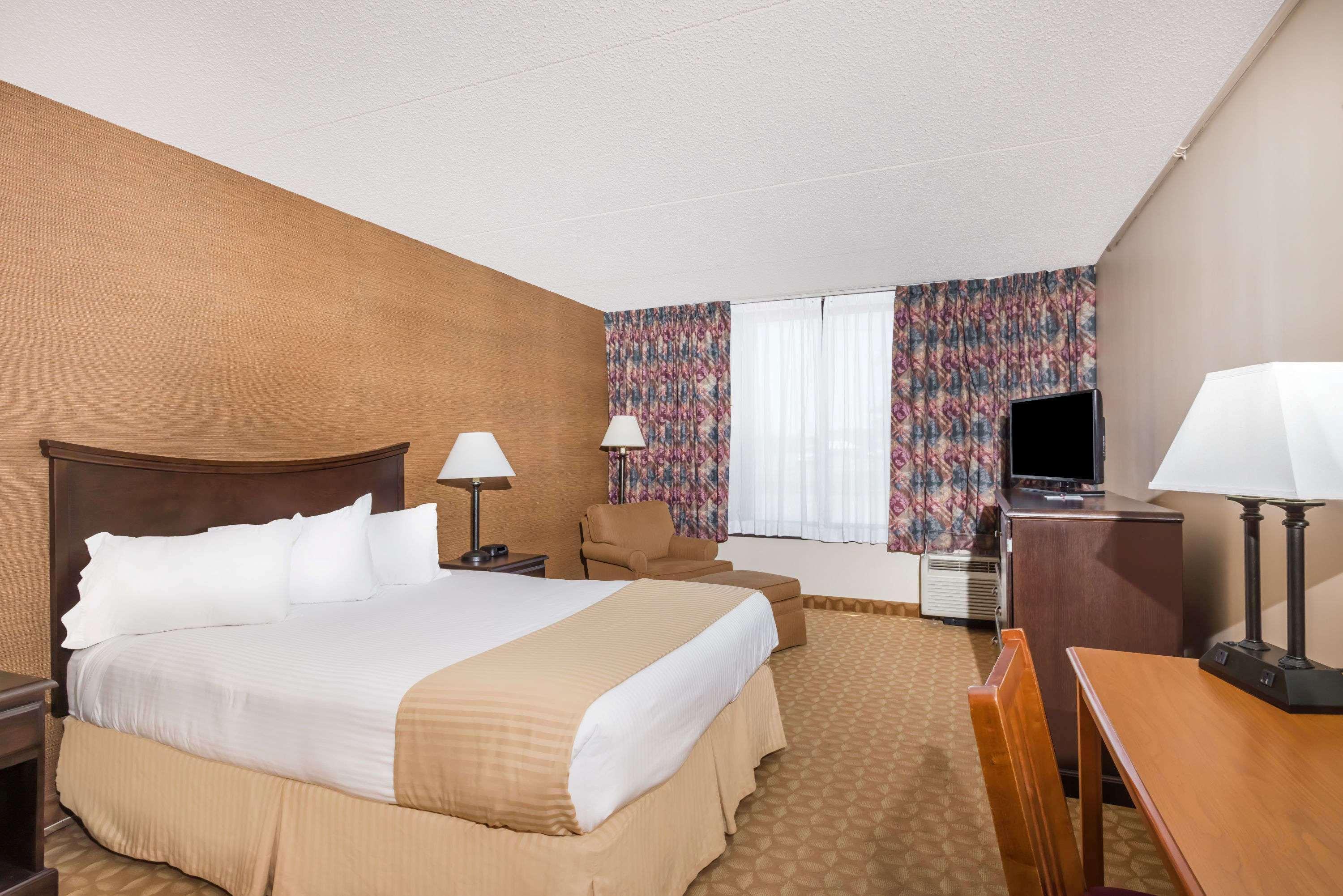 Ramada By Wyndham Watertown Thousand Extérieur photo