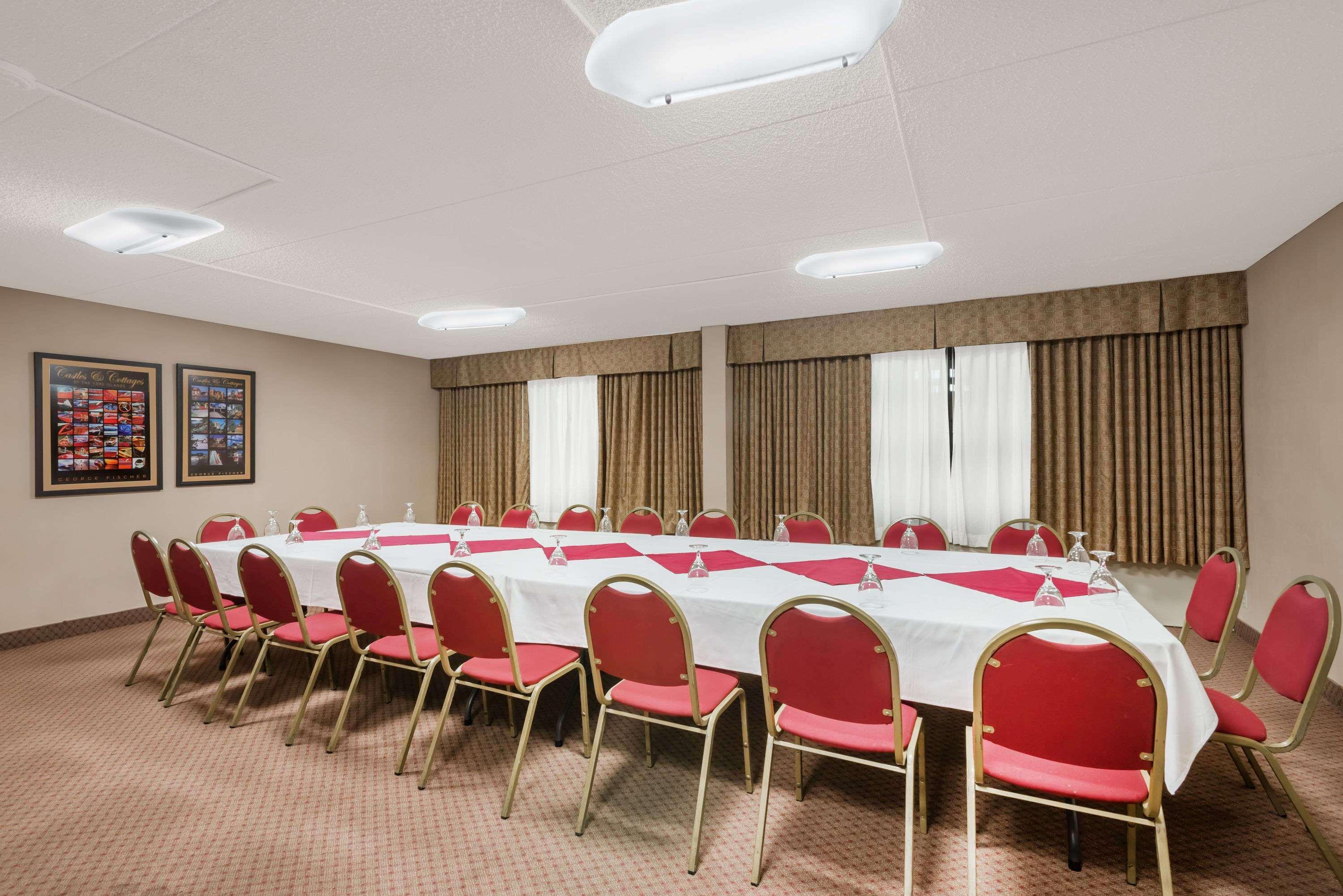 Ramada By Wyndham Watertown Thousand Extérieur photo
