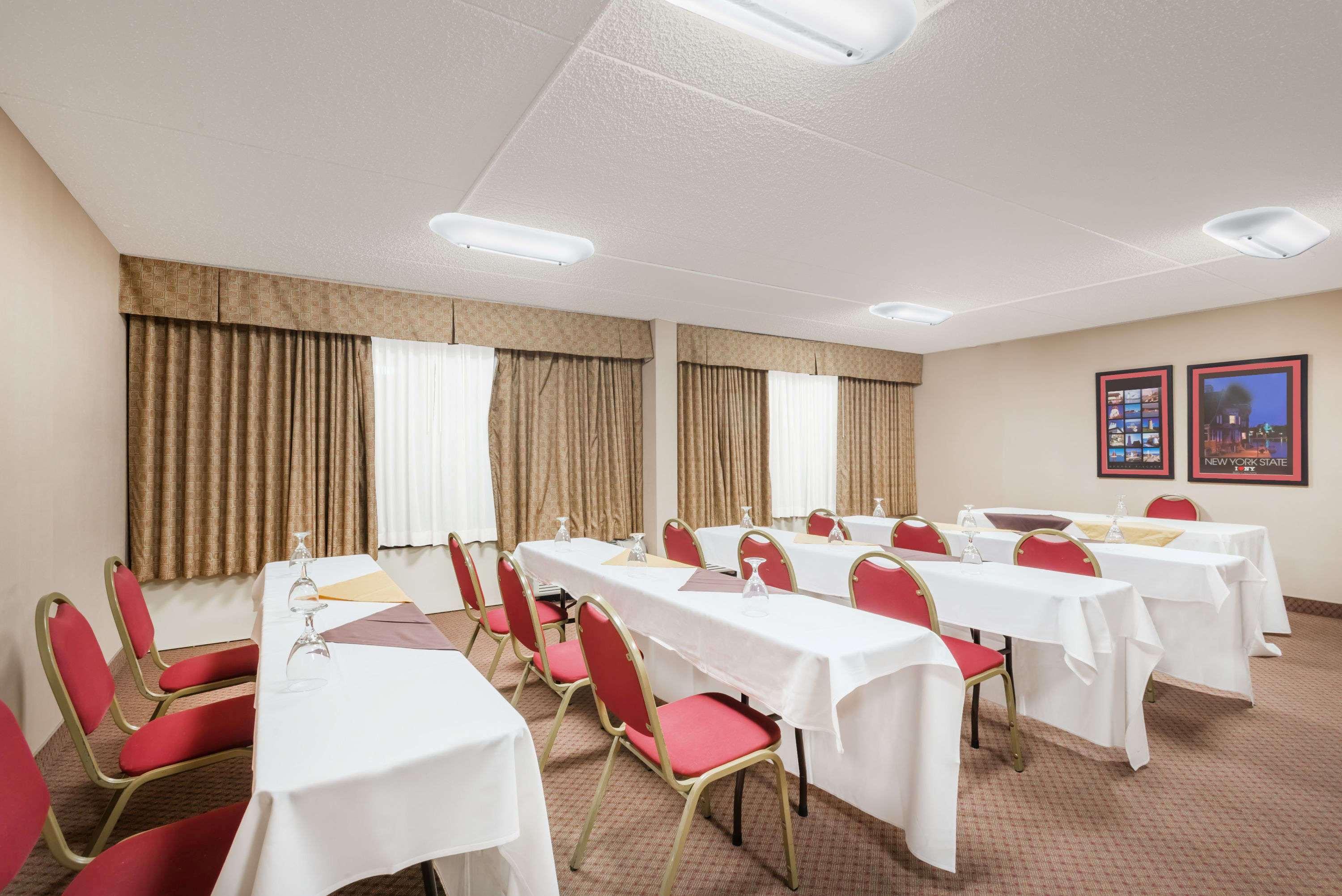 Ramada By Wyndham Watertown Thousand Extérieur photo