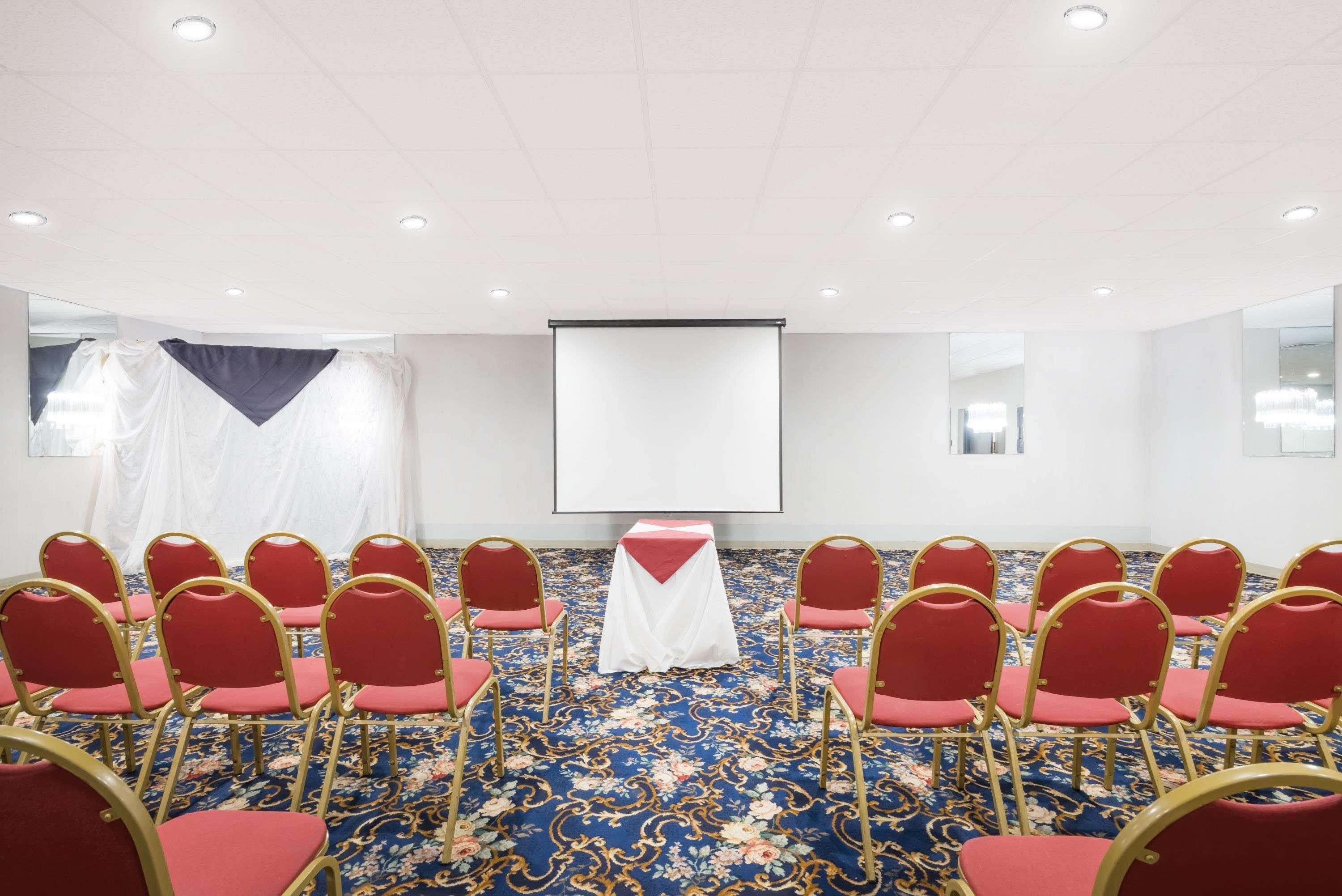 Ramada By Wyndham Watertown Thousand Extérieur photo