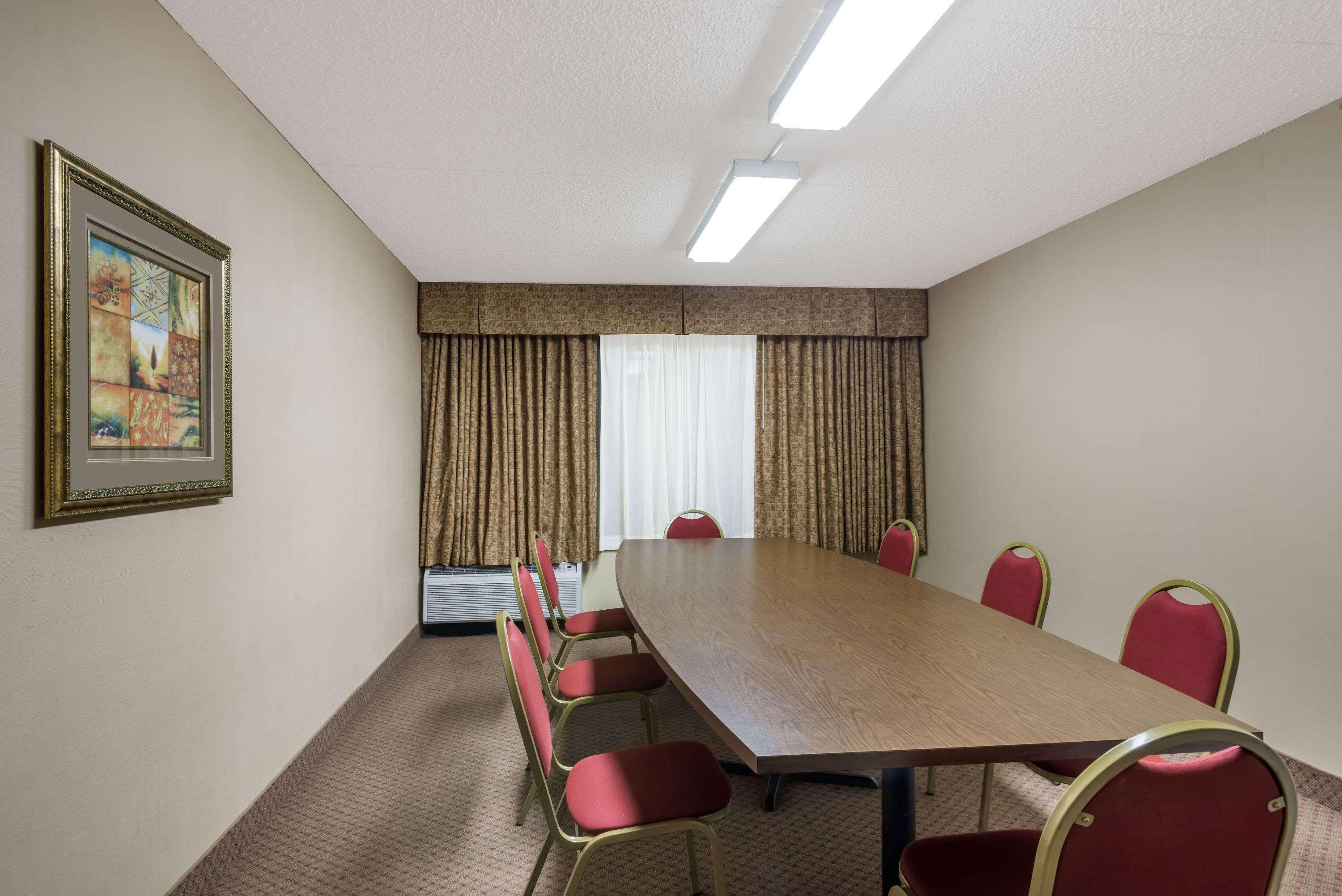 Ramada By Wyndham Watertown Thousand Extérieur photo