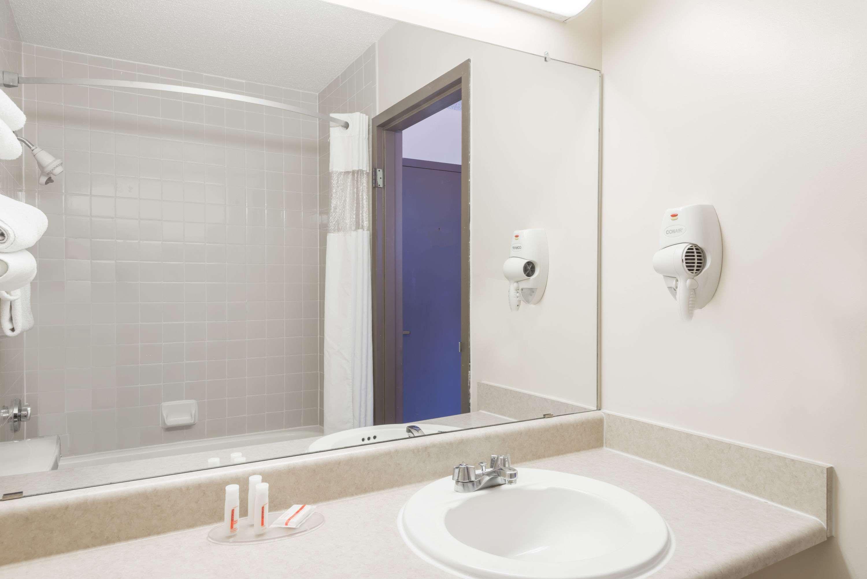 Ramada By Wyndham Watertown Thousand Extérieur photo