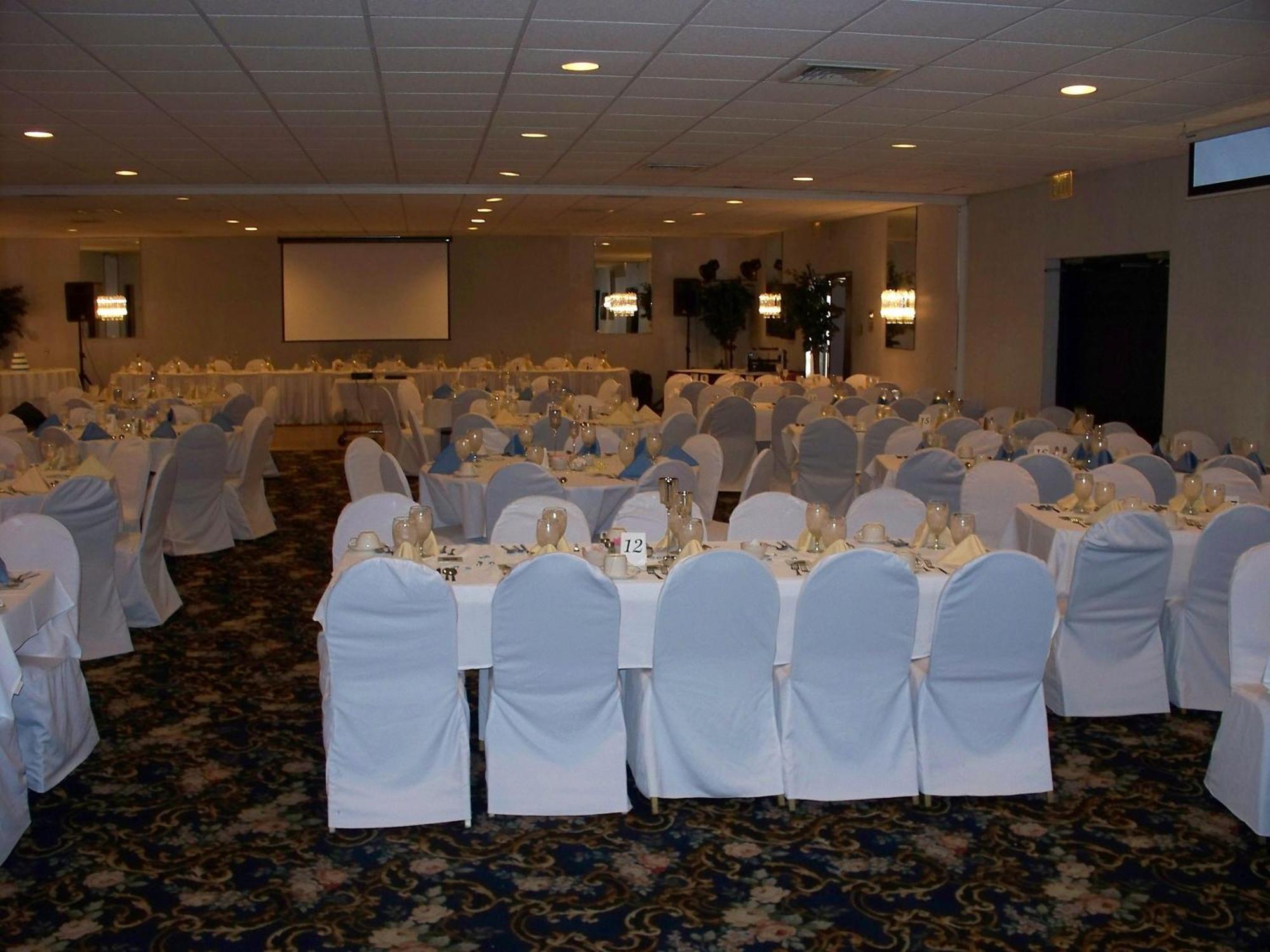 Ramada By Wyndham Watertown Thousand Extérieur photo